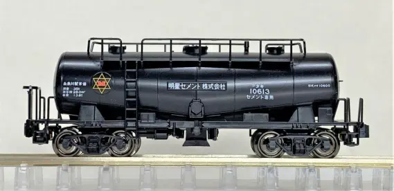 ED19＋タキ10600セメント輸送列車（明星セメント）が入線です。KATO 10