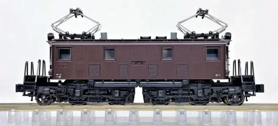 ED19＋タキ10600セメント輸送列車（明星セメント）が入線です。KATO 10