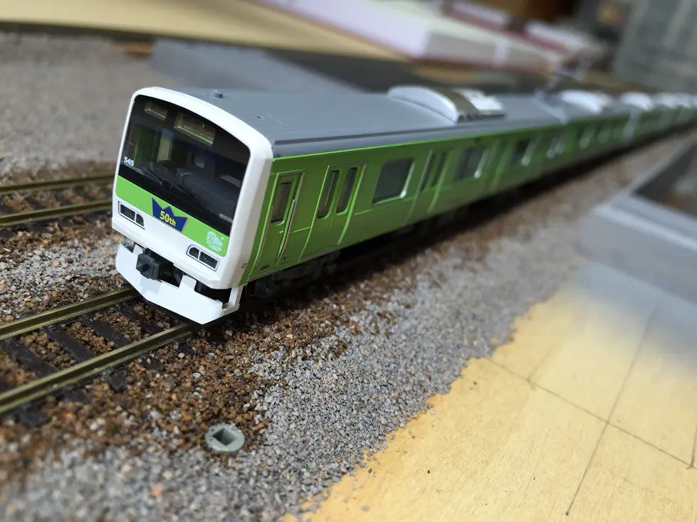 E231系500番台「みどりの山手線ラッピングトレイン」入線。KATO 10-933