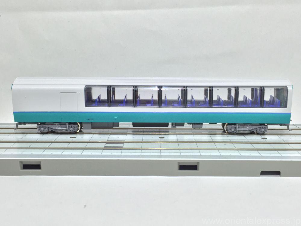251系 スーパービュー踊り子 新塗装 入線です。KATO 10-474/475