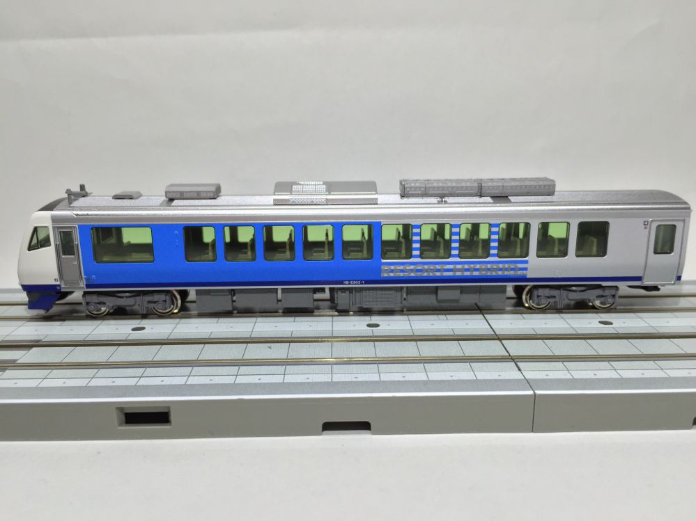 HB-E300系「リゾートしらかみ」（青池編成）入線です。KATO 10-1367 4