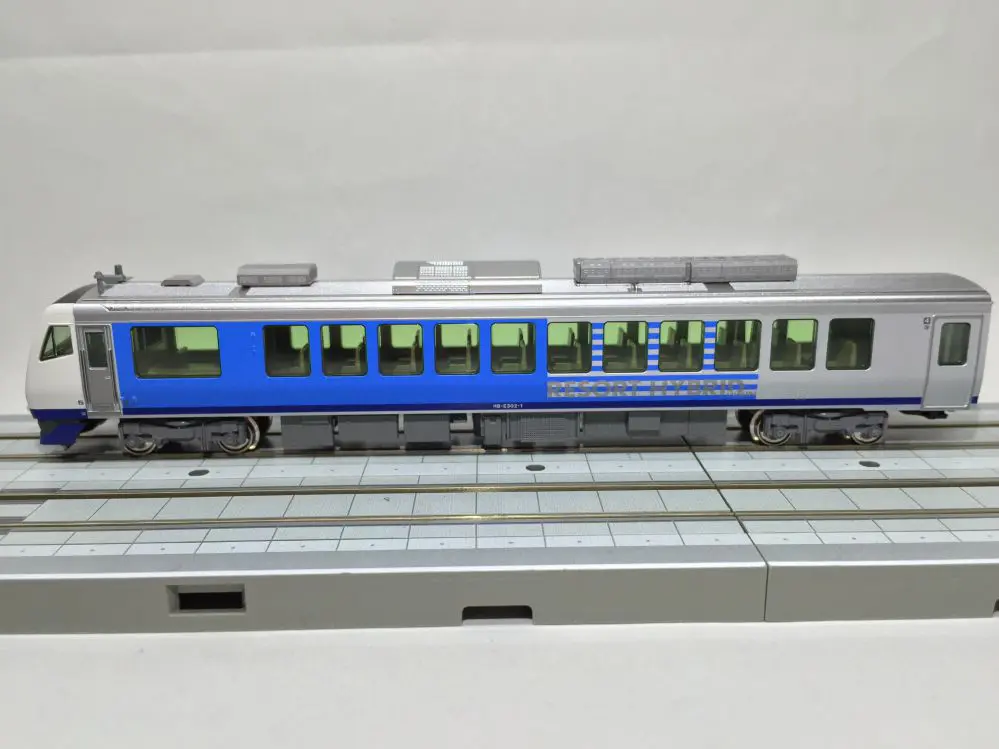 HB-E300系「リゾートしらかみ」（青池編成）入線です。KATO 10-1367 4