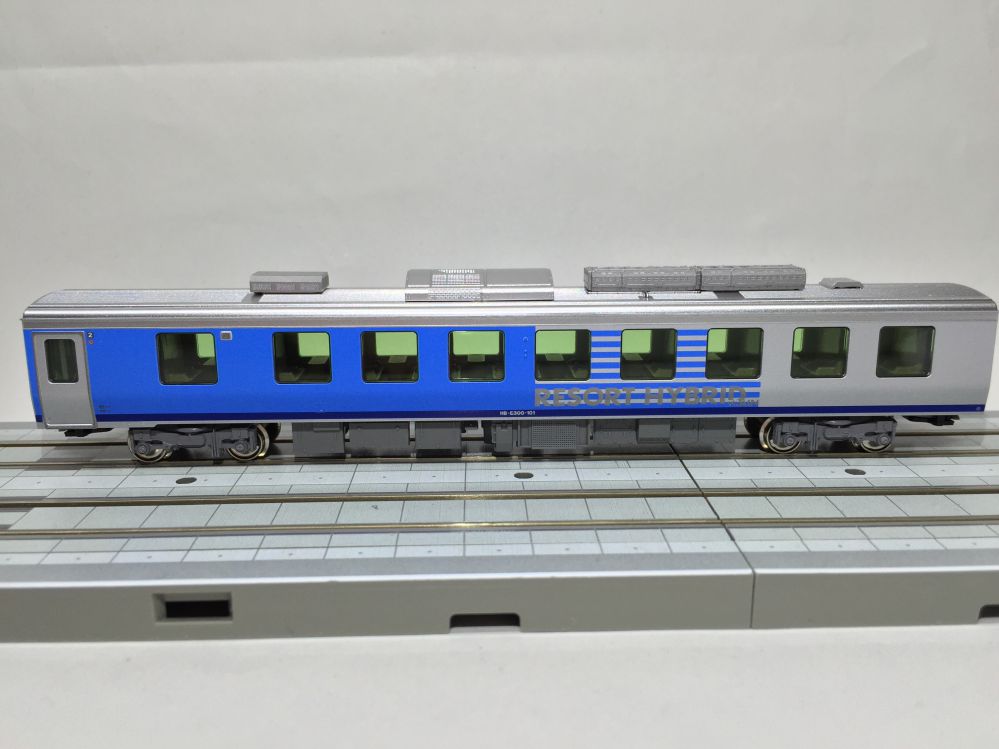 HB-E300系「リゾートしらかみ」（青池編成）入線です。KATO 10-1367 4