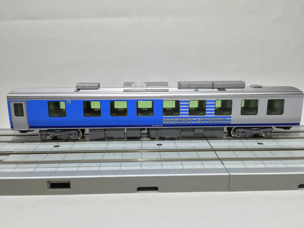 HB-E300系「リゾートしらかみ」（青池編成）入線です。KATO 10-1367 4