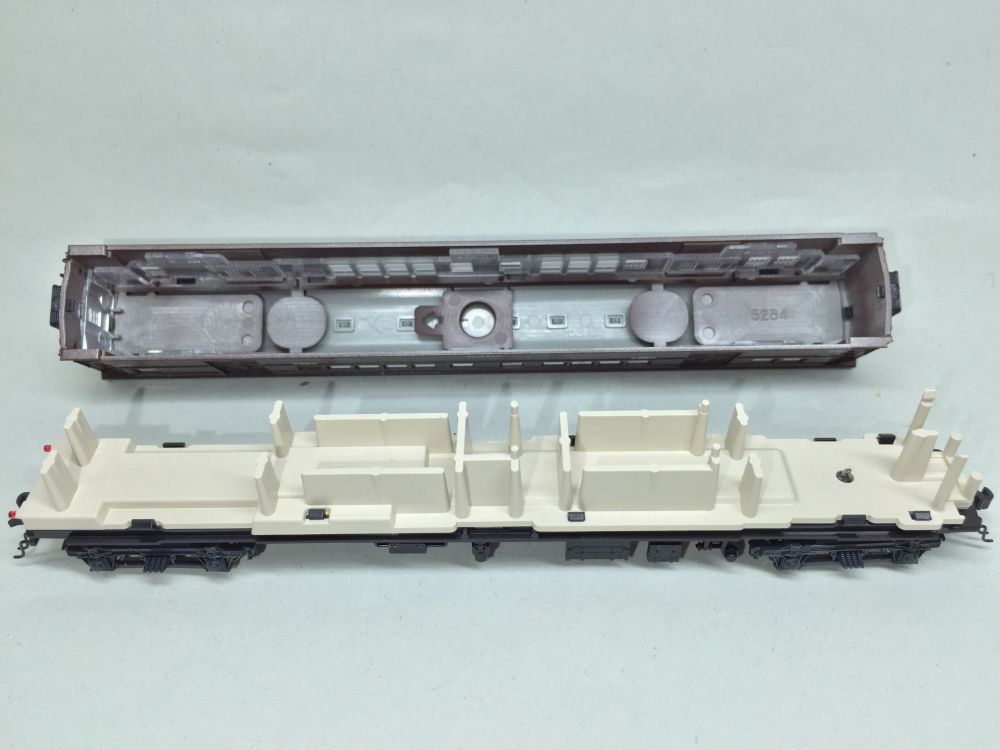 寝台急行「つるぎ」基本・増結セット 入線です。KATO 10-1387/10-1388