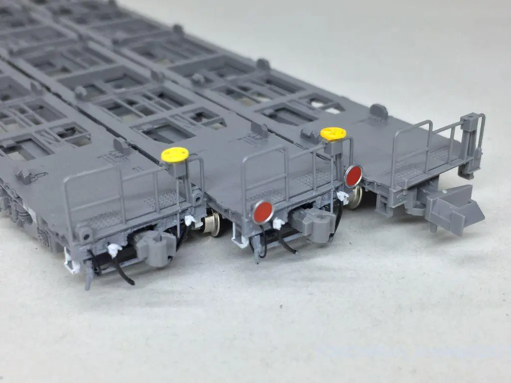 KATO コキ106+107 コンテナ無積載を弄る。その3 反り修正 10-1432 /10