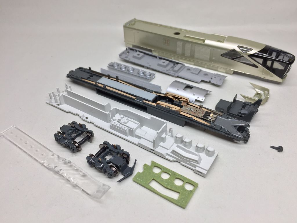 E001形 トランスイート四季島が入線しました＼(^o^)／ KATO 10-1447