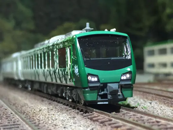 KATO 10-1463 HB-E300系「リゾートしらかみ（橅編成）」 HB-E300系「リゾートしらかみ」橅編成(ブナ)の入線です！ KATO