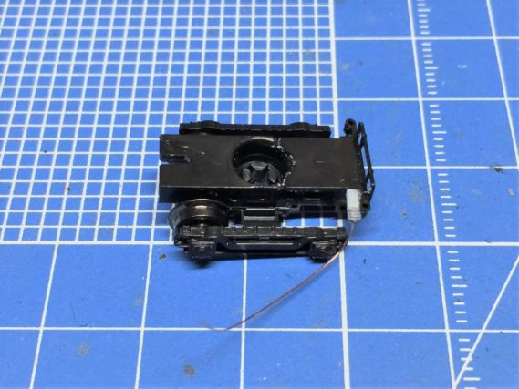 EF58 後期形小窓を弄る。172号機 KATO 3049 先台車加工 EF58 後期形小窓を弄る。172号機 KATO 3049