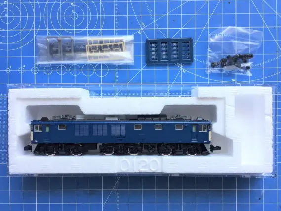 EF64 1001とEF64 1028の復活国鉄色セットが入線です。TOMIX 98990
