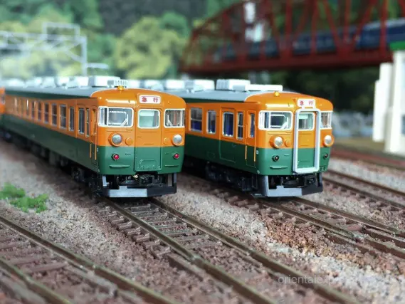 165系 急行「佐渡」が入線しました。KATO 10-1488 / 10-1489