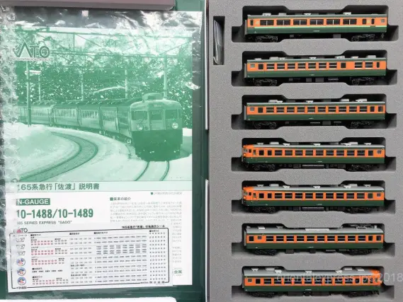 165系 急行「佐渡」が入線しました。KATO 10-1488 / 10-1489