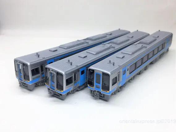 JR四国2000系3両セットが入線です。今更ですが(*´з`) KATO 10-1504