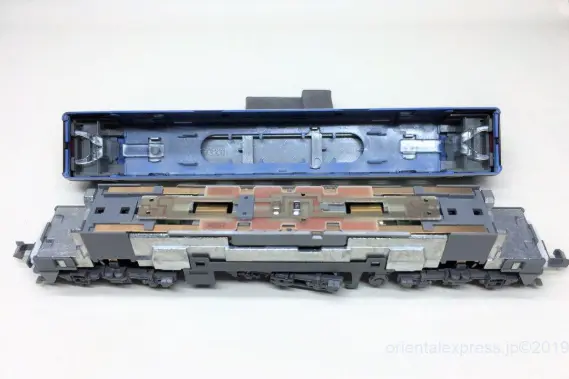 EF200 登場時塗装（2019年版）が入線です。KATO 3036-2 ｜ 製品情報