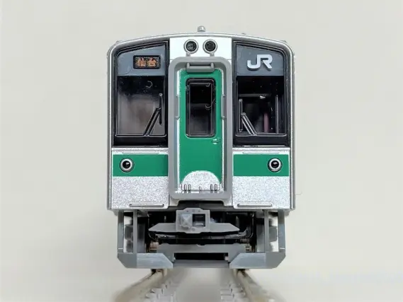701系1000番台 仙台色を弄る。その2 盛岡スカートを移植 KATO 10-1554