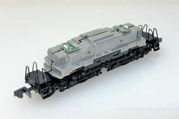 ED19 省形ヨロイ戸（4号機）伊那松島機関区所属機が入線です。KATO