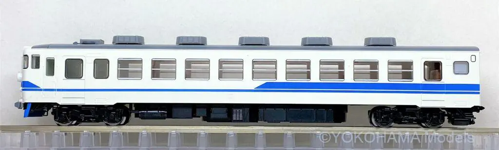 475系（北陸本線・新塗装・ベンチレーターなし）が入線しました。TOMIX