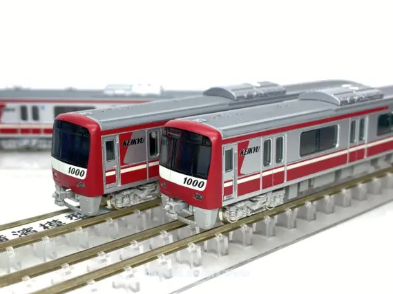 京急新1000形ステンレス車（SRアンテナ付き）が入線しました！グリーン
