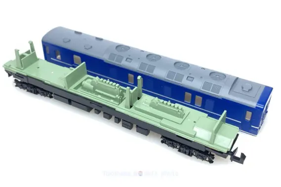 カニ24 100番台（銀帯）が入線です。TOMIX 9538 24系寝台客車 ｜ 製品