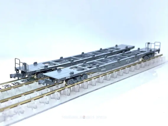 コキ107 (JRFマークなし) コンテナ無積載が入線です。KATO 10-1797 2両
