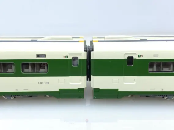 E2系1000番台新幹線 200系カラー が入線しました。KATO 10-1807 特別