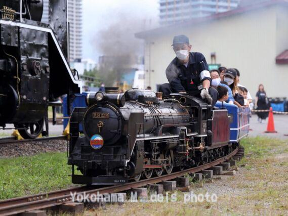 苗穂工場一般公開でミニSL列車に乗る子供たち 苗穂工場一般公開でミニSL列車に乗る子供たち