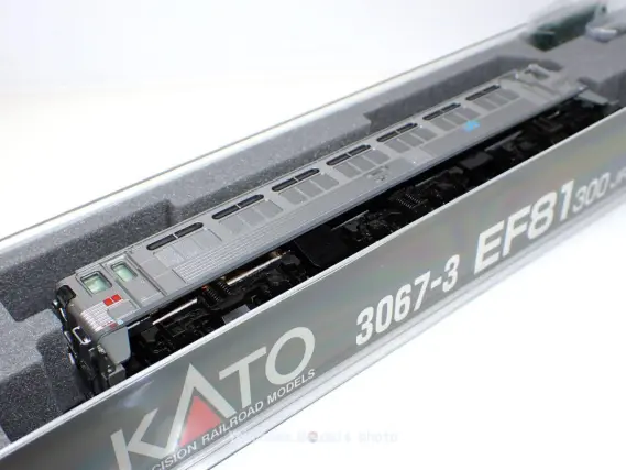 EF81 300 JR貨物更新車（銀）が入線です。KATO 3067-3 スロットレス