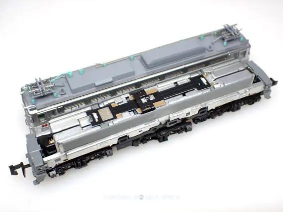 EF81 300 JR貨物更新車（銀）が入線です。KATO 3067-3 スロットレス