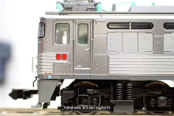 EF81 300 JR貨物更新車（銀）が入線です。KATO 3067-3 スロットレス