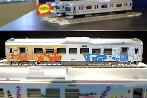 JR H100形ディーゼルカー（石北線・富良野線ラッピング車）セット 品番