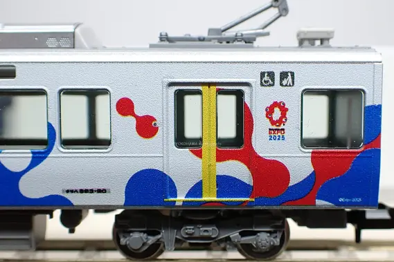 323系（大阪・関西万博ラッピング）が入線しました。 TOMIX