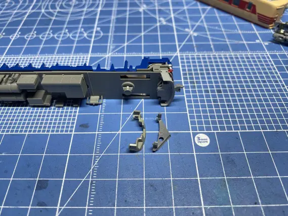 クハ381-12 しなの」をAssyパーツで組む。KATO 4850-5（10-2037