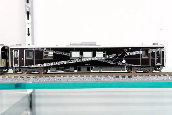 JR H100形ディーゼルカー（根室線・宗谷線ラッピング車）セット 品番