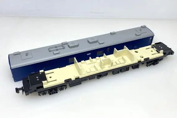 マニ30 2010（現金輸送用荷物車）ホロ付が入線です。 MICROACE A1495