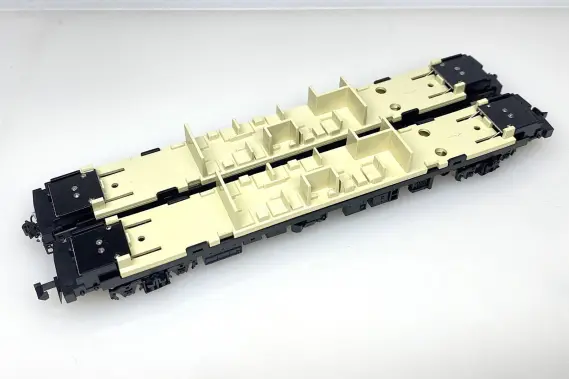 マニ30 2010（現金輸送用荷物車）ホロ付が入線です。 MICROACE A1495