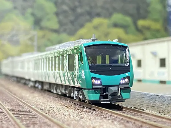 HB-E300系「リゾートしらかみ」橅編成（リニューアル版）の入線