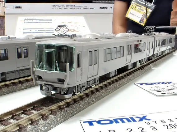 JR 223 2000系近郊電車（1次車・転落防止幌付・8両編成）セット 品番