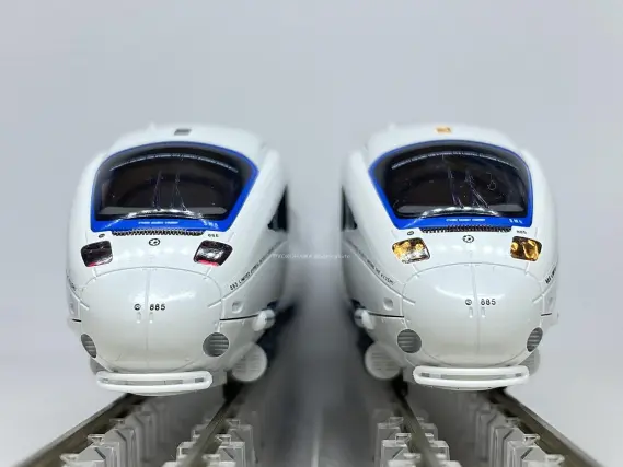 885系（2次車） 南福岡車両区所属 SM8編成が入線です。 KATO 10