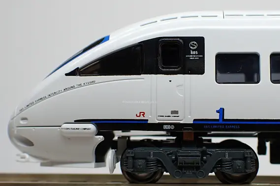 885系（2次車） 南福岡車両区所属 SM8編成が入線です。 KATO 10