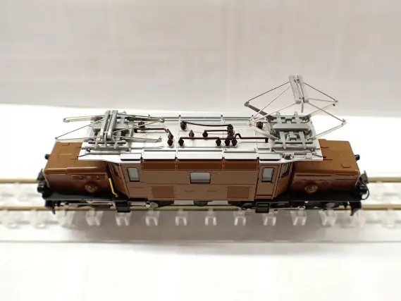 Ge6/6-I ＜レーティッシュ・クロコダイル＞ + アルプスの緑の客車 5両