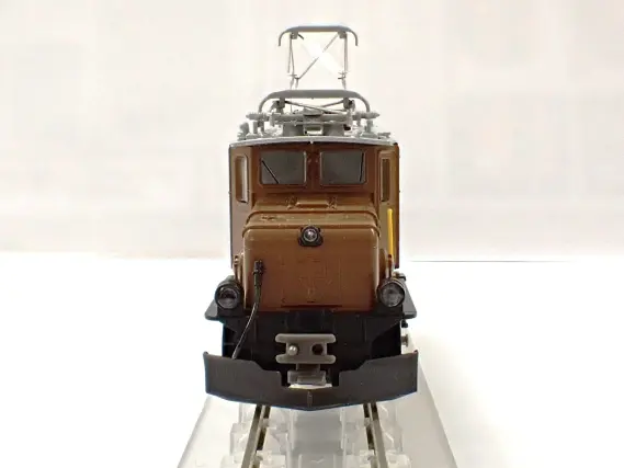 Ge6/6-I ＜レーティッシュ・クロコダイル＞ + アルプスの緑の客車 5両