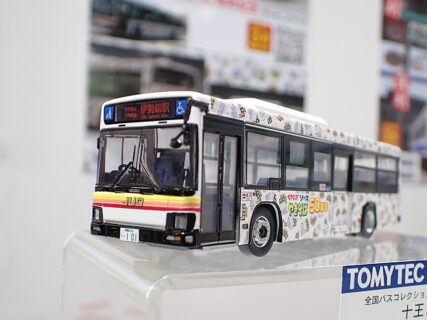 【リリース情報】ジオコレ 2026年3月27日(金)発売 全国バスコレ80 十王自動車ペヤングソースやきそば50周年記念ラッピングバスほか トミーテック