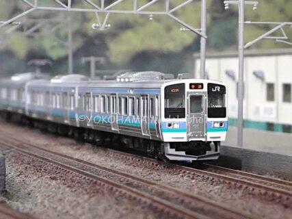 211系3000番台(長野色)N313編成が入線です。 KATO 10-1852 3両セット