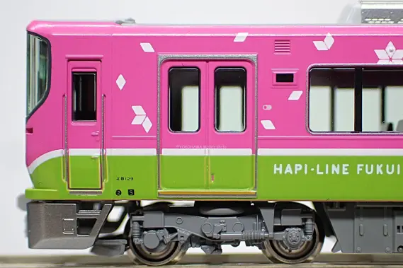 ハピラインふくい521系（フルラッピング編成）HF10編成が入線です