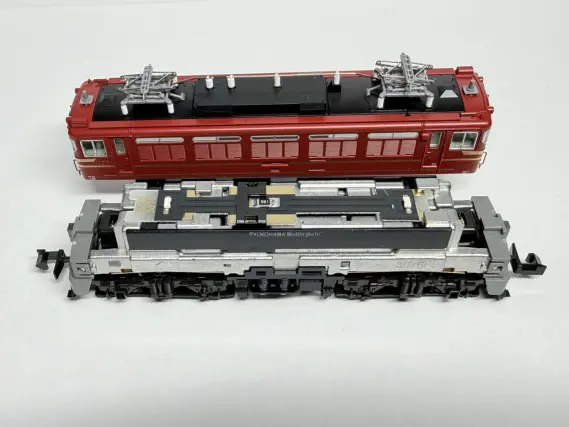 オリエント急行模型 ED75 700番台 前期形 オリエントサルーン色が入線しました。 KATO 3075