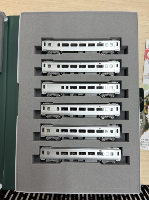 台湾鉄道(台鐵)E500型電気機関車と自強号客車