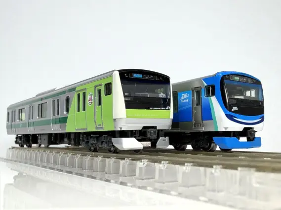 E233系7000番台 埼京線開業40周年記念ラッピング 先頭車（ハエ117編成