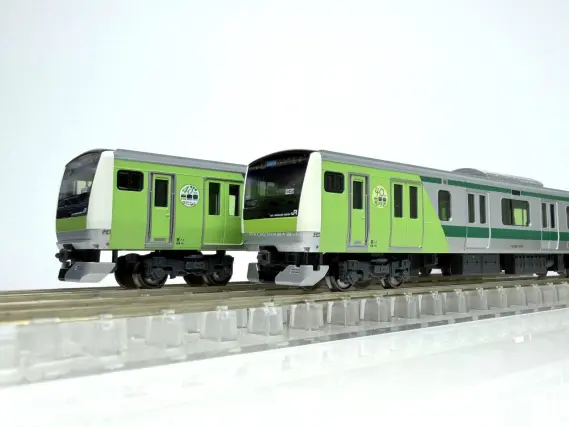 E233系7000番台 埼京線開業40周年記念ラッピング 先頭車（ハエ117編成