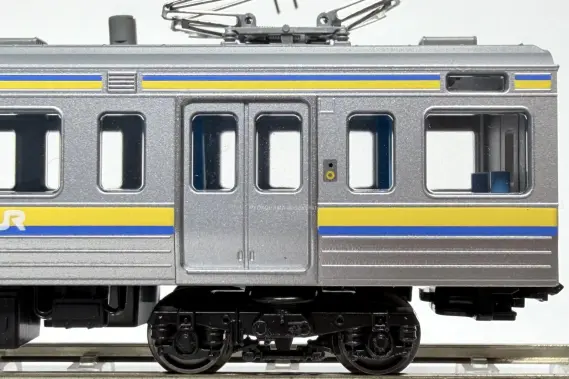 211系3000番台（房総色・パンタグラフ2基搭載編成）507編成が入線です