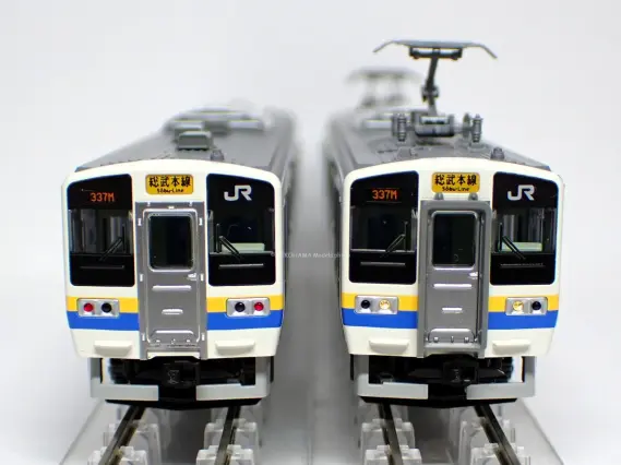 211系3000番台（房総色・パンタグラフ2基搭載編成）507編成が入線です